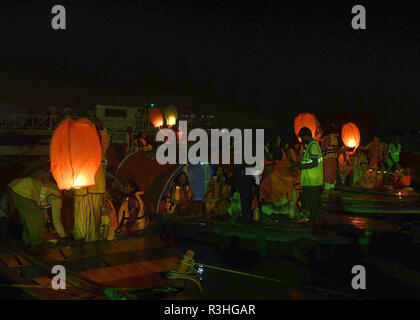 Kolkata, Inde. 22 Nov, 2018. Les dévots hindous presse lanterne ciel de boat on river Ganges à l'occasion de Dev Deepavali. Credit : Saikat Paul/Pacific Press/Alamy Live News Banque D'Images