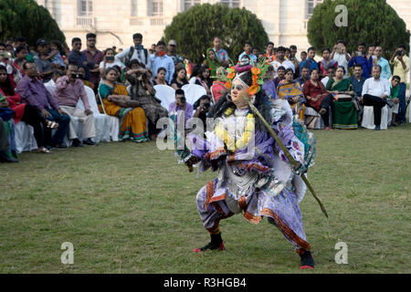 Kolkata, Inde. 22 Nov, 2018. Les artistes du district de Purulia Baghmundi effectuer Chau traditionnels Nach ou la danse à l'occasion de célébration de la Semaine du patrimoine mondial dans la région de Victoria Memorial. Credit : Saikat Paul/Pacific Press/Alamy Live News Banque D'Images