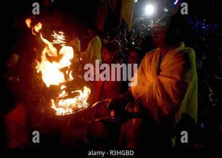 Kolkata, Inde. 22 Nov, 2018. Les dévots hindous effectuer les rituels à l'occasion de Dev Deepavali à la banque du fleuve Ganges. Credit : Saikat Paul/Pacific Press/Alamy Live News Banque D'Images