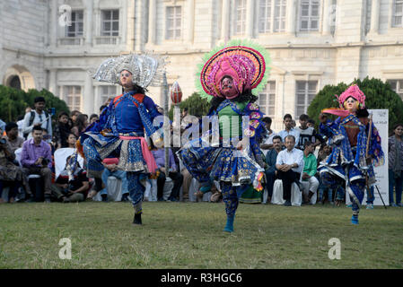 Kolkata, Inde. 22 Nov, 2018. Les artistes du district de Purulia Baghmundi effectuer Chau traditionnels Nach ou la danse à l'occasion de célébration de la Semaine du patrimoine mondial dans la région de Victoria Memorial. Credit : Saikat Paul/Pacific Press/Alamy Live News Banque D'Images