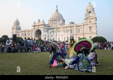 Kolkata, Inde. 22 Nov, 2018. Les artistes du district de Purulia Baghmundi effectuer Chau traditionnels Nach ou la danse à l'occasion de célébration de la Semaine du patrimoine mondial dans la région de Victoria Memorial. Credit : Saikat Paul/Pacific Press/Alamy Live News Banque D'Images