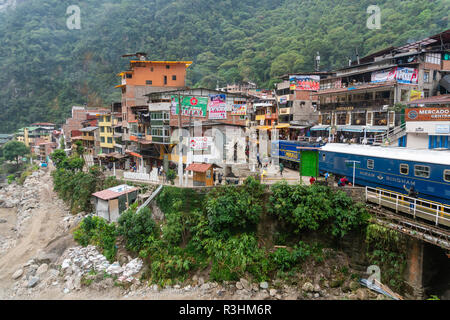 Peru Rail train arrivant en gare de Machu Picchu Banque D'Images