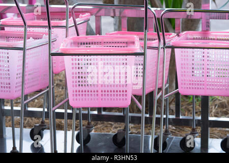 Petit panier couleur rose dans un magasin de vente au détail. Banque D'Images