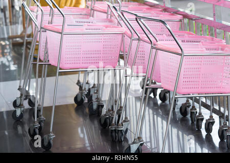 Petit panier couleur rose dans un magasin de vente au détail. Banque D'Images