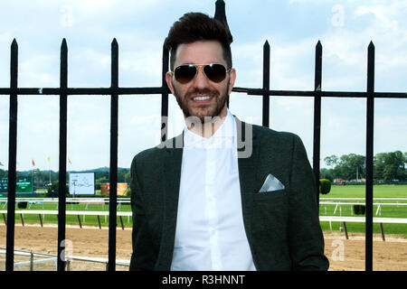 ELMONT, NY - 10 juin : recording artist Andy Grammer participe à la 149e Belmont Stakes à Belmont Park le 10 juin 2017 à Elmont, New York. (Photo par Steve Mack/S.D. Mack Photos) Banque D'Images