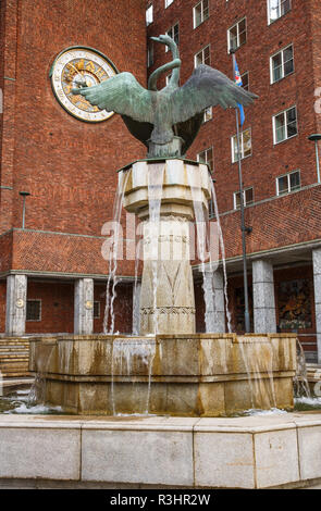 Hôtel de ville et de Cygnes fontaine dans la ville d'Oslo, Norvège. Banque D'Images