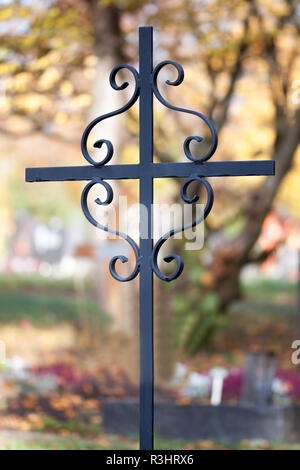 Fer à repasser Fer à repasser - memorial cross dans un cimetière catholique Banque D'Images