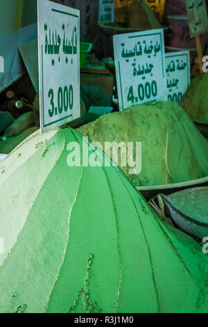 Belles couleurs marché oriental avec des paniers remplis de différentes épices Banque D'Images