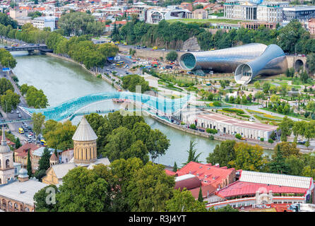 Pont de la paix sur la rivière Mtkvari, Palais Présidentiel, d'une salle de concert et d'exposition, Rike Parc, Tbilissi, Géorgie Banque D'Images