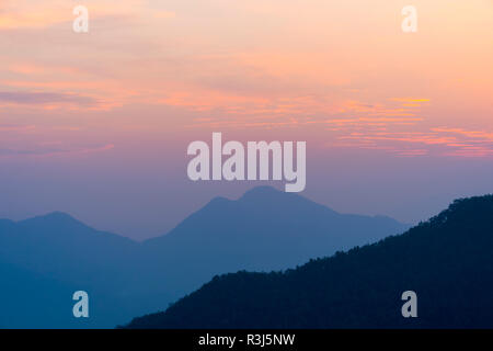 Le lever du soleil sur les collines autour de Bandipur, Tanahun district, Népal Banque D'Images