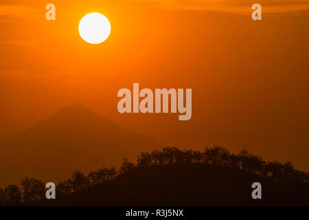 Le lever du soleil sur les collines autour de Bandipur, Tanahun district, Népal Banque D'Images