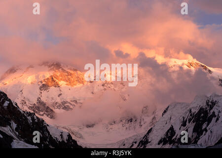 Khan Tengri Glacier vue au coucher du soleil depuis le camp de base, de montagnes de Tian Shan Central, frontière du Kirghizistan et de la Chine Banque D'Images