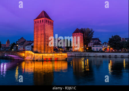 Ponts couverts plus mauvais Canal au coucher du soleil, Strasbourg, Alsace, Bas-Rhin, France Banque D'Images