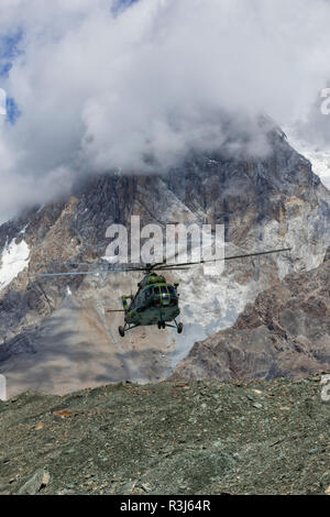 Atterrissant à l'Khan Tengri, Camp de Base de montagnes de Tian Shan Central, frontière du Kirghizistan et de la Chine, le Kirghizistan Banque D'Images