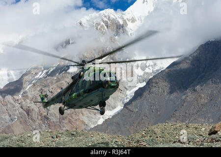 Atterrissant à l'Khan Tengri, Camp de Base de montagnes de Tian Shan Central, frontière du Kirghizistan et de la Chine, le Kirghizistan Banque D'Images