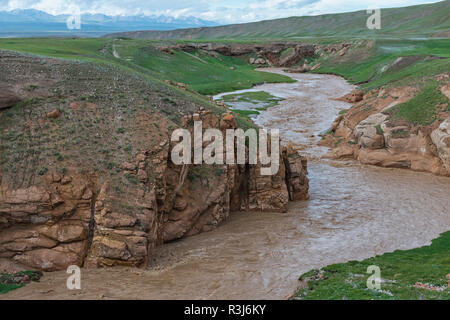 Rivière de montagne boueuse en passant par une gorge sauvage, région de l'Issyk Kul, Kirghizistan Banque D'Images