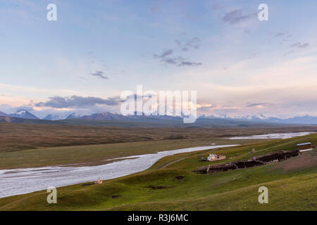 Rivière dans la vallée Sary Jaz à l'aube, région de l'Issyk Kul, Kirghizistan Banque D'Images