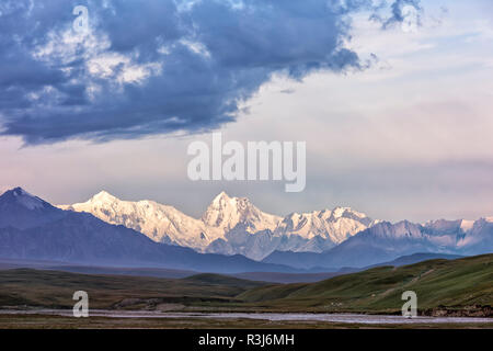 Rivière dans la vallée Sary Jaz au lever du soleil, région de l'Issyk Kul, Kirghizistan Banque D'Images