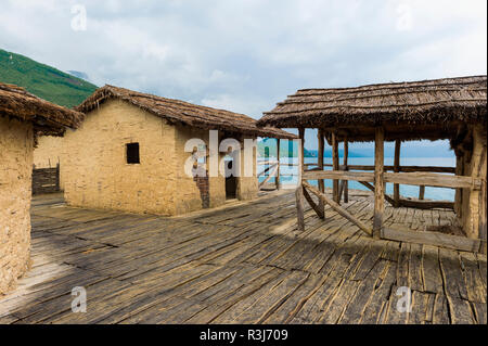 Baie lacustre d'ossements, musée archéologique construit sur une plate-forme de 10.000 pieux en bois, maisons, lac d'Ohrid, Macédoine Banque D'Images