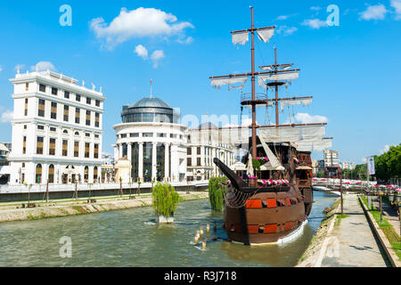 Navire Galleon restaurant et bar sur la rivière Vardar, derrière les bâtiments du gouvernement, Skopje, Macédoine Banque D'Images