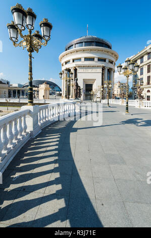 Les édifices gouvernementaux, les bureaux de la Police financière, Art Bridge, Skopje, Macédoine Banque D'Images