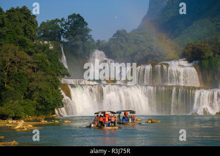 Belle cascade. Chute d'eau de Ban Gioc, Detian cascade est un nom collectif pour les deux chutes d'eau à border Cao Bang, Vietnam et Chine, comté de Daxin Banque D'Images
