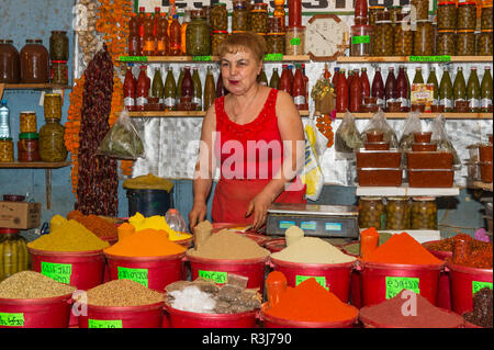 Vente d'épices, Georgian woman Dezerter Bazar, Tbilissi, Géorgie Banque D'Images