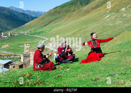 Peuple géorgien d'un groupe folklorique jouant Panduri et danse en vêtements traditionnels géorgiens, Ushguli, région de Svaneti Banque D'Images