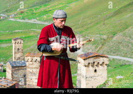 Musicien géorgien d'un groupe folklorique jouant Panduri, Ushguli, région de Svaneti, Géorgie Banque D'Images