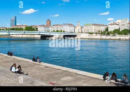 Rhône banques avec des toits de Lyon et crayon gratte-ciel, Lyon, Rhône Alpes, France Banque D'Images