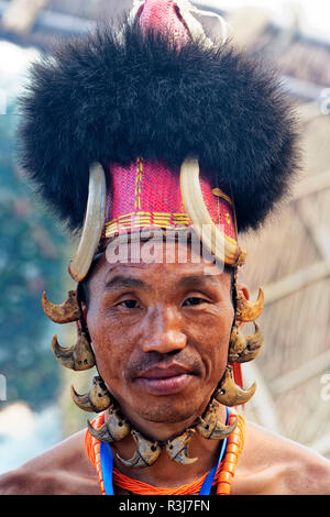 L'homme tribal Naga en tenue traditionnelle, Kisima Nagaland Hornbill festival, Kohima, Nagaland, Inde Banque D'Images