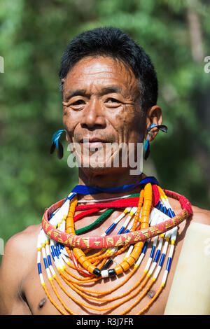 L'homme tribal Naga en tenue traditionnelle, Kisima Nagaland Hornbill festival, Kohima, Nagaland, Inde Banque D'Images