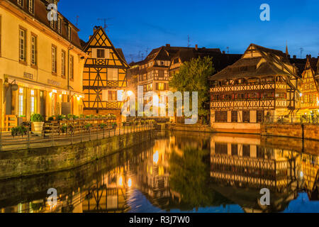 Mauvais canal au crépuscule, Strasbourg, Alsace, Bas-Rhin, France Banque D'Images