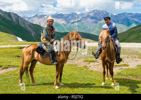 Deux cavaliers kirghizes, Route de Song Kol Lac, province de Naryn, du Kirghizistan, de l'Asie centrale Banque D'Images