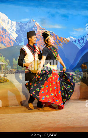 Danse Traditionnelle tibétaine effectuée par un groupe folklorique, Katmandou, Népal Banque D'Images