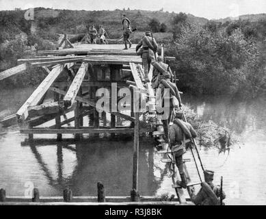 Le retrait des troupes serbes sur un pont sur la rivière Koloubara, 1915, Serbie Banque D'Images