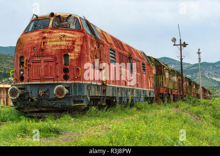 Locomotive train pourri et à l'ancienne gare, Prrenjas, Albanie Banque D'Images