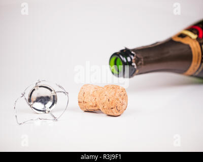 Bouteille de champagne couché avec du liège et bouchon Banque D'Images