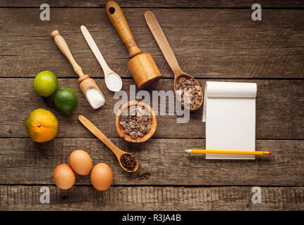 Ingrédients pour la boulangerie - farine, cassonade, citron vert, piment, cuillère en bois, rouleau à pâtisserie, les oeufs. Vue de dessus avec le papier blanc pour la recette . Banque D'Images