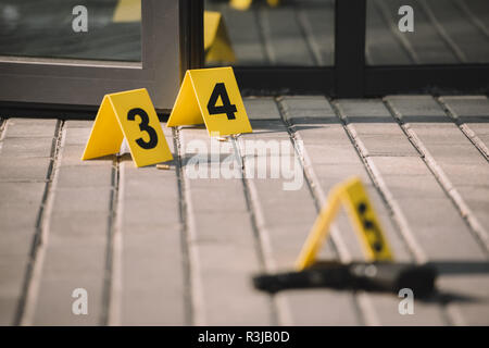 Blured vue rapprochée de scène de crime avec arme à feu et des numéros Banque D'Images
