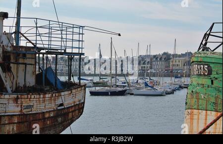 Les épaves dans le port de Camaret sur Mer presqu'île de Crozon, dans le Parc Naturel Régional d'Armorique - Bretagne, France Banque D'Images