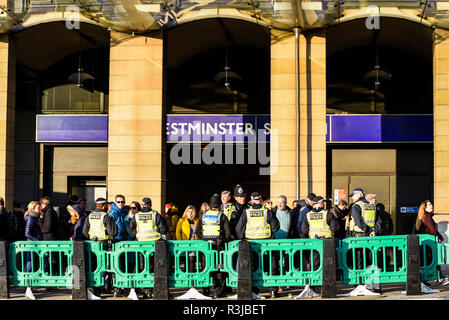 Cordon de police devant la station de métro Westminster avec des barrières pendant la journée de manifestations à Londres. Maintien de l'ordre en cas de problème. Personnes Banque D'Images