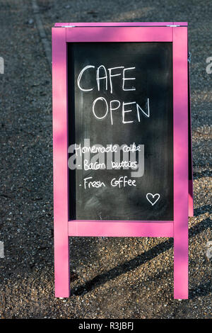 Open Cafe signe sur un tableau noir du tableau, des gâteaux, du bacon Butties, café frais Banque D'Images