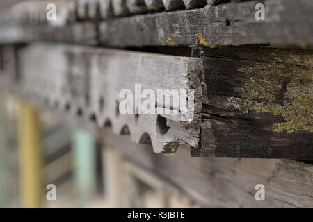 Clou rouillé dans une planche en bois sculpté sur une vieille arbor, selective focus Banque D'Images