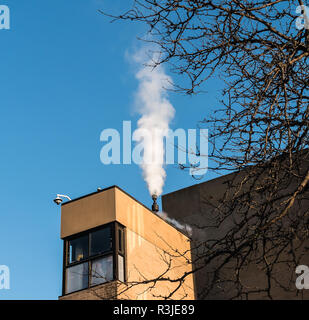 MADISON, WISCONSIN - Mai 07, 2018 : l'emblématique sifflet à vapeur sur le lac à côté de la tour de la sécurité de l'Union Memorial utilisée pour émettre des alertes. Banque D'Images