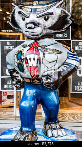 MADISON, WISCONSIN - Mai 07, 2018 : une sculpture de blaireau Bucky Bucky, intitulé "Comment avez-vous obtenir pour voler ? Par l'artiste Emily Liefke. Banque D'Images