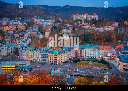 Belle vue sur maisons colorées à Karlovy Vary, une ville thermale en République tchèque dans la saison d'automne Banque D'Images