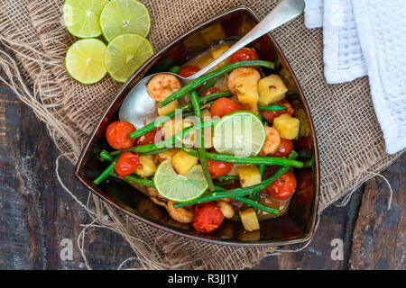 Crevettes thaï à l'ananas et les haricots verts - Vue de dessus Banque D'Images