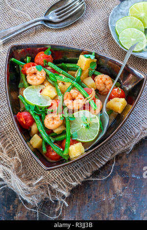 Crevettes thaï à l'ananas et les haricots verts - Vue de dessus Banque D'Images