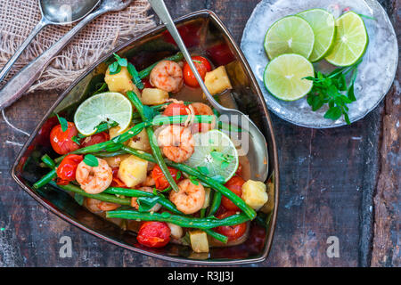 Crevettes thaï à l'ananas et les haricots verts - Vue de dessus Banque D'Images